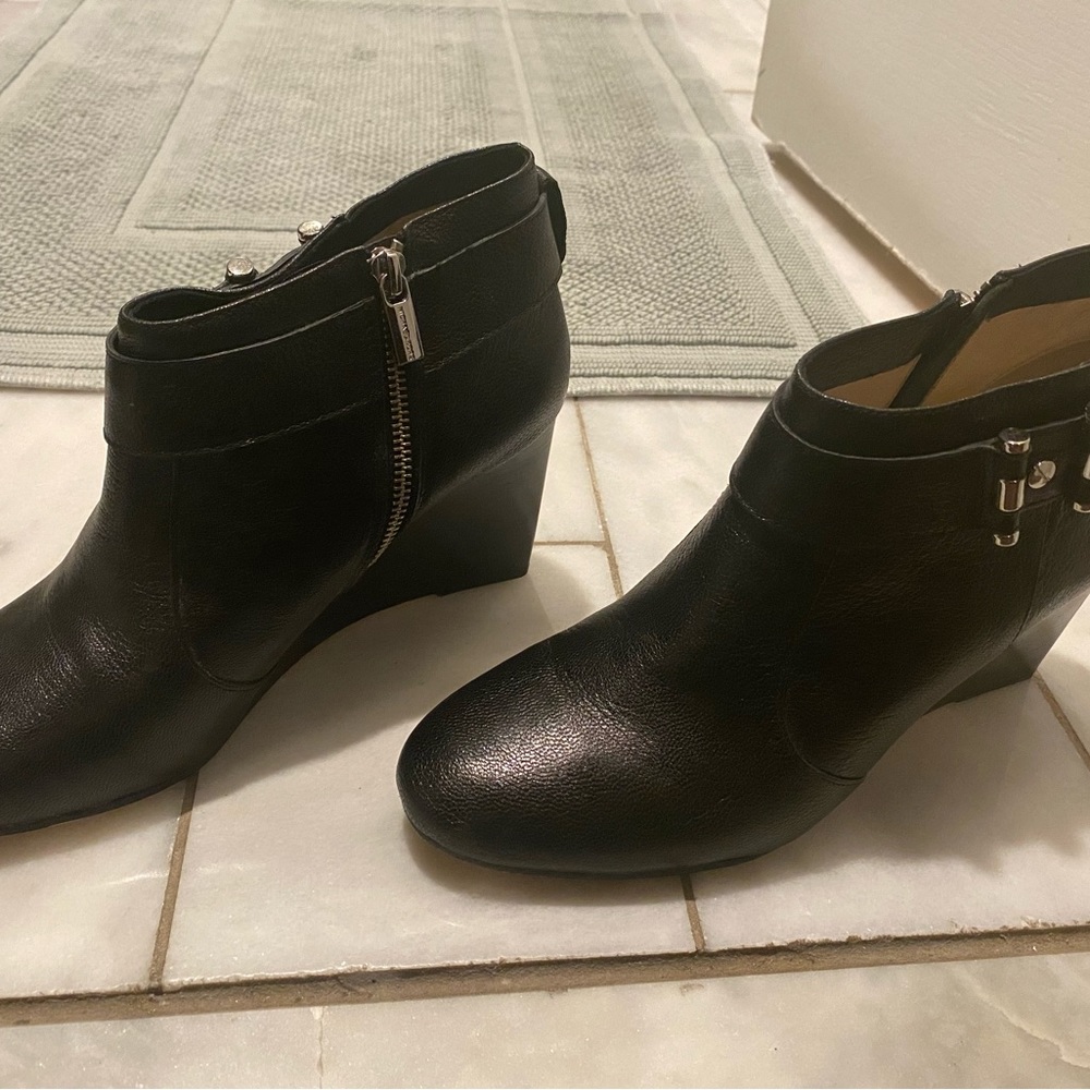 Michael Kors size 10M wedge booty